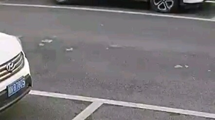 Pengantar makanan terjatuh saat menghindari seorang gadis yang menyeberang jalan sembarangan, lalu m