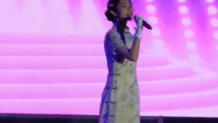 ช่วงจบการศึกษา นักศึกษาหญิงร้องเพลง “Qian Qian Que Ge” อธิการบดีกล่าวว่า “ไม่ต้องให้คนอื่นขึ้นมาแล้ว