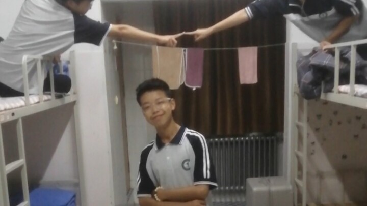Stealing a bite of self-heating hot pot in the dorm room
