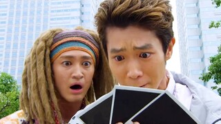 Orang-orang aneh sengaja membagikan kamera kebahagiaan. Begitu orang menggunakannya untuk mengambil 