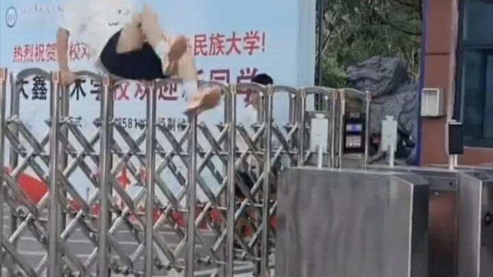 Học sinh thể dục tham gia diễn tập phòng chống bạo lực học đường, hỏi thầy phải diễn thế nào. Thầy l