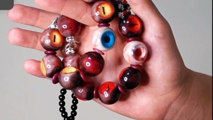 Wearing 108 bead eyes and holding them in hand—all about eye care!