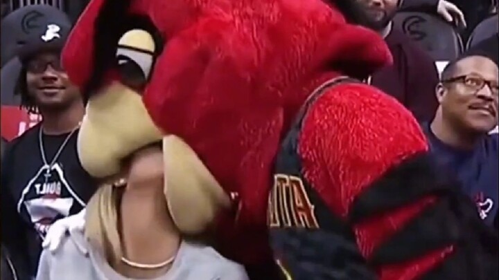 بعضُ الناسِ يرتدونَ الأقنعةَ، لكنهم في الحقيقةِ يخلعونَها.