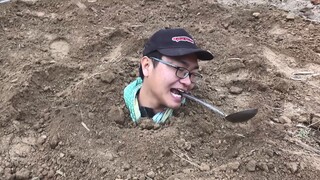 模仿电视剧中埋人自救的桥段，用一把勺子当工具，最后出不来了