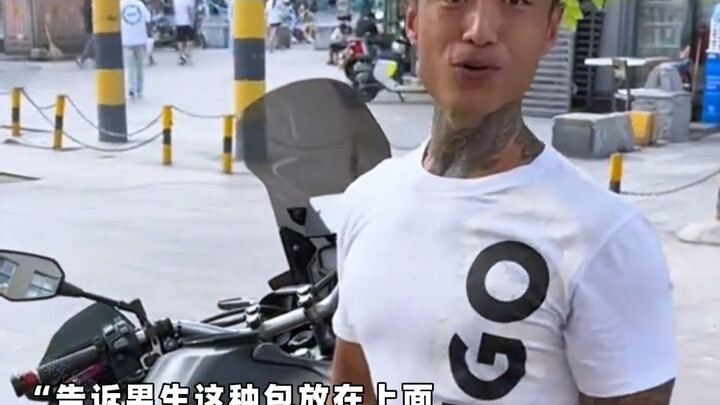 Padahal payungnya sendiri sudah rusak dan compang-camping, tapi masih ingin melindungi orang lain da