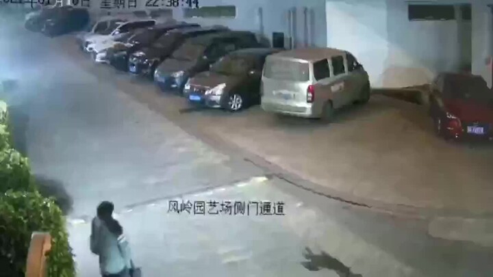 وعي الحذر لديها قوي جدًا: لاحظت المرأة أن هناك شيئًا غير طبيعي فاستدارت وركضت على الفور.