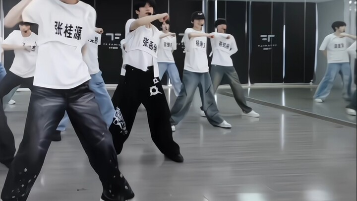 ใครว่ารุ่นที่ 4 ไม่มีการเต้นรำเป็นกลุ่ม !