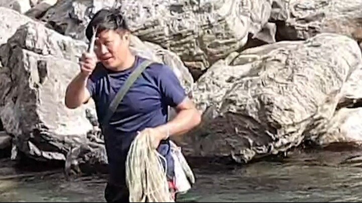 cast netting in Nepal | himalayan trout fishing with handmade cast net |