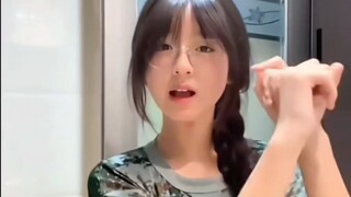 Tarian menumbuk bawang putih versi dipercepat oleh gadis muda yang imut