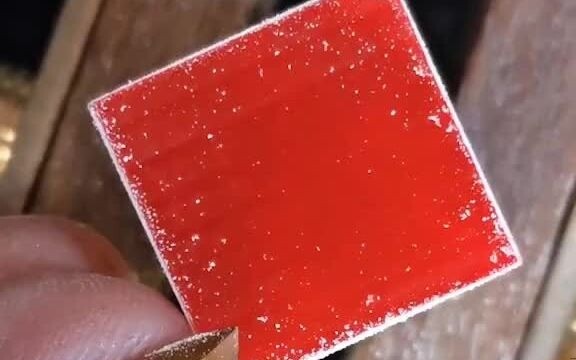 Tak perlu kata-kata, pasang saja earphone—nikmati sensasi melepaskan stres sambil memahat segel, sem