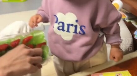 Cinta ayah seperti gunung... Ayah memberi bayi “stroberi udara” untuk dimakan, lalu bayi membalas de