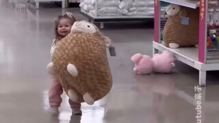 抱着跟自己一样大只的玩具🐑 | 爱上咖啡☕️ | 女儿跟男孩子约会时，爸爸...