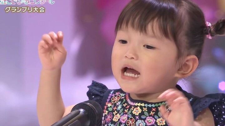 طفلة تبلغ من العمر عامين، مورا نونوكا، تغني أغنية «الكلب الشرطي» وتحصد أصغر فائزة بالجائزة الفضية ال