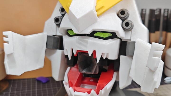Ini seharusnya menjadi Gundam pertama yang dapat membuka mulutnya, kan?