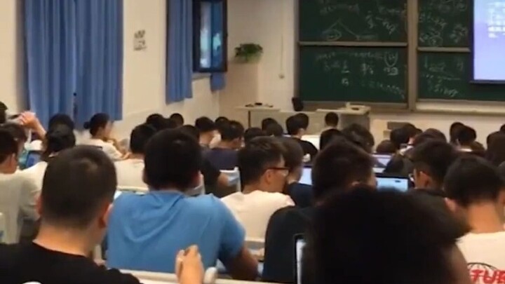 Hồi năm nhất mới vào học, chắc bạn đã biết phải giới thiệu bản thân thế nào rồi nhỉ?