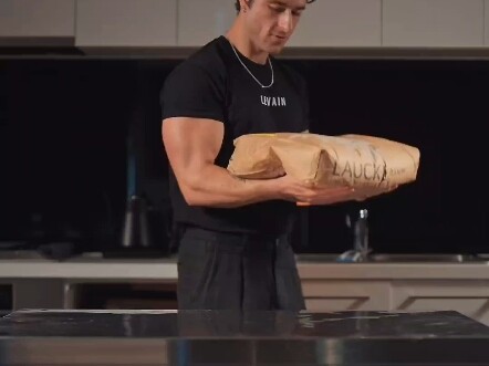 حول كيفية التحرش الجنسي بالمكونات الغذائية