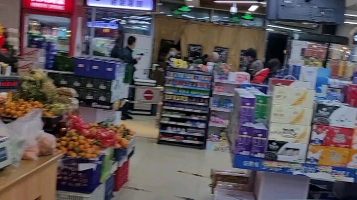 Saat itu pria dari kantin di bawah juga memperhatikan Giant