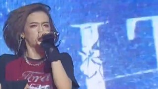 Domestic male idol opens the microphone to sing and dance UZA｜AKB48