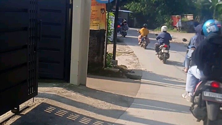 Berjalan Menelan angin sperti udara yg berjatuhan dan melindungi teman2 yg slalu berdoa............