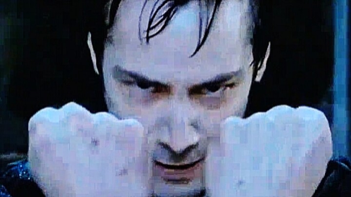 ما إن يضم الرجل ذراعيه حتى يحاول فرضياً استدعاء ملاك، لكن ما إن تمر الثانية التالية...