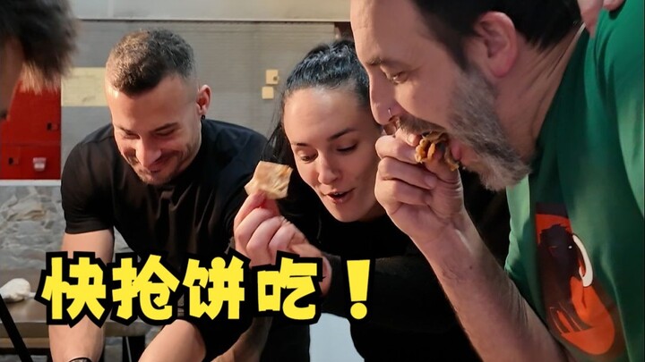 在西班牙菜市场做2斤酱香饼，竟然把老外馋到舔手指