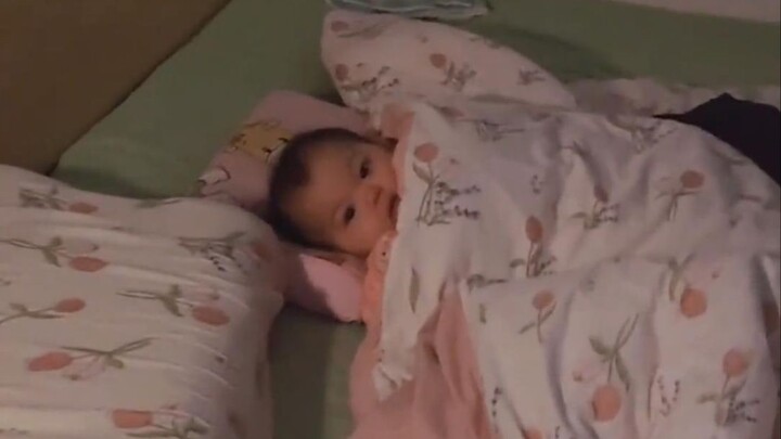 Setelah bangun tidur, dia tidak menangis atau merengek, melainkan duduk tenang sendiri. Mungkin dia 