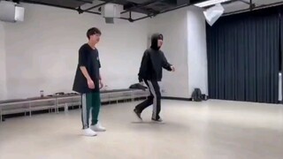 【PerthChimon】Here's another dance video—Wang Puff's footwork is quite unique.
