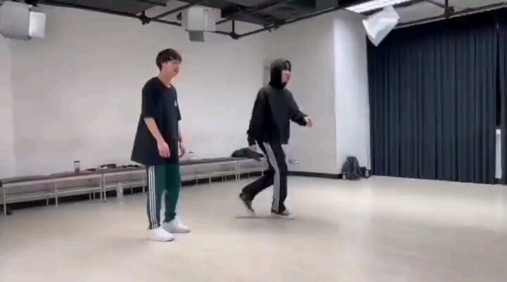 【PerthChimon】Here's another dance video—Wang Puff's footwork is quite unique.