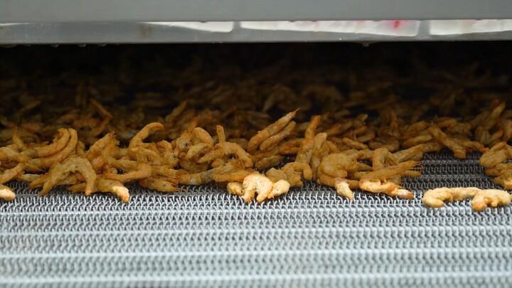 One in, one out—fried shrimp is ready!