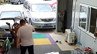 Setelah bekerja selama sebulan, semua rekan kerja saya mendapat