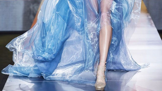 ระยิบระยับไปด้วยแสงสะท้อน | สวมคลื่นน้ำไว้บนตัวแล้วดำดิ่งสู่ใต้ทะเลในช่วงกลางฤดูร้อน