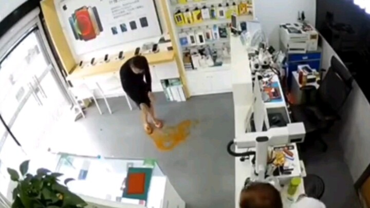 Rare Guest Comes to Repair a Phone