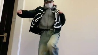 Phiên bản nhảy hip-hop Givememore đã có ở đây, tên của 4 thành phần nhảy đường phố đã được đánh dấu 