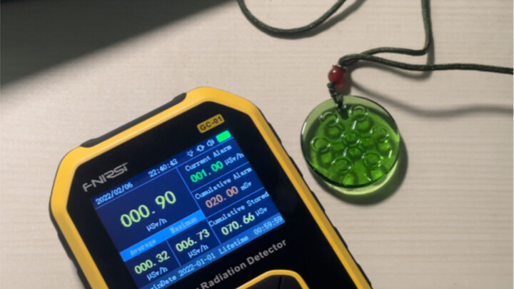 حجر الطاقة الذي اشتريته من تاوباو هو في الحقيقة مجرد زجاج يورانيوم. صحيح أنه ليس مميتًا، لكن ارتداءه