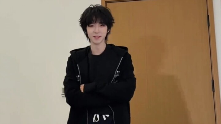 He Junlin cập nhật đoạn clip nhảy điệu “Nhún nhảy không phiền muộn” trên Douyin