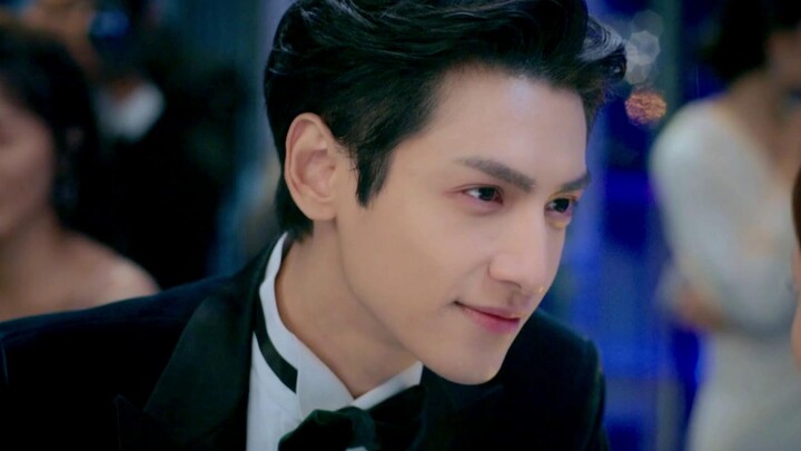 ابتسامة لوه Yunxi الساحرة