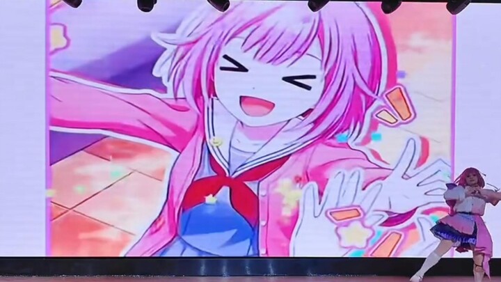 Đêm cosplay trong khuôn viên trường – xem có coser bạn yêu thích không nhé!