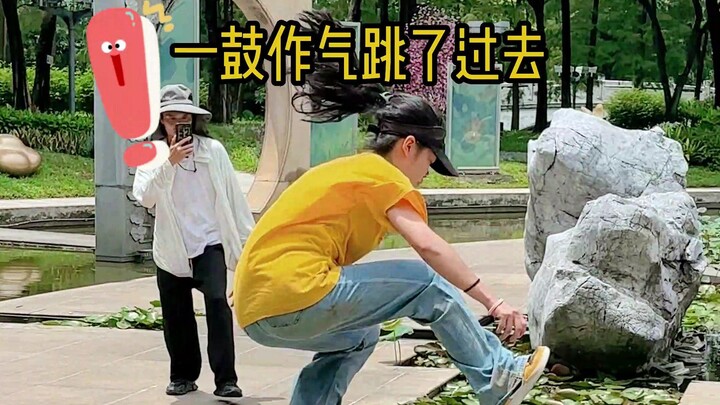 Gần như rơi xuống sông