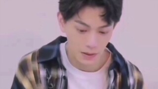 [Ding Yuxi] The little crybaby is crying so hard and feels wronged