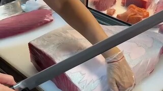 This fish fillet is so satisfying to cut!