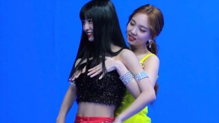 Điệu Nhảy Đôi Fancy Của Nayeon Và Momo