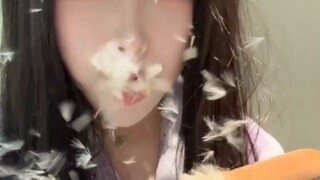 Menggunakan rumput buluh untuk cosplay sosis panggang dan memberikannya kepada sahabat perempuan