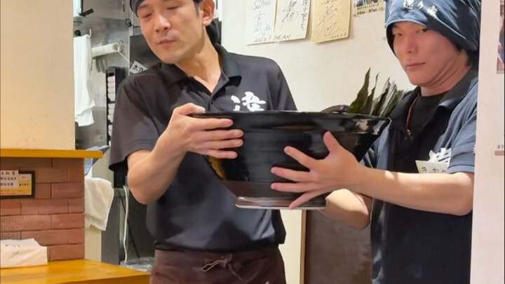 نودلز ياباني بحجم كبير 8 كجم. المطعم المفضل للمشاهير "بيت مختلف" 🍜 #نودلز عائلي