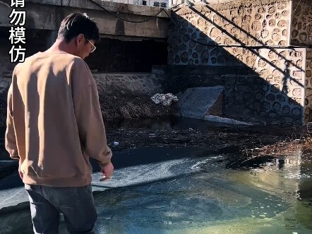 วิธีเอาตัวรอดเมื่อตกลงไปในโพลงน้ำแข็งช่วงหน้าหนาว: ใช้ไม่ได้ก็ไม่เป็นไร แต่ต้องรู้ไว้!