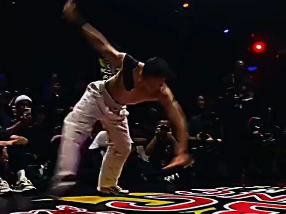 Bboy MonkeyKing – Hầu Vương, đã bị gãy một ngón tay nhưng vẫn là người đầu tiên hoàn thành động tác 