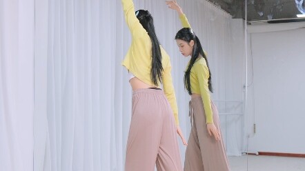 Jin Chen's divination dance teaching in front of the mirror