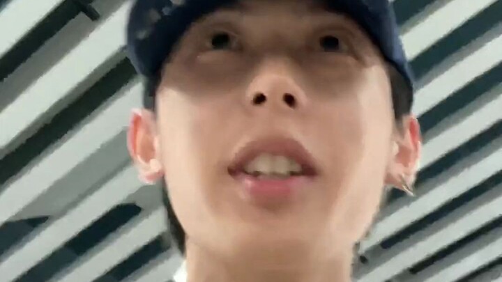 Tôi hát hay quá, nghe xong các cô ấy xấu hổ đến mức cúi đầu xuống!