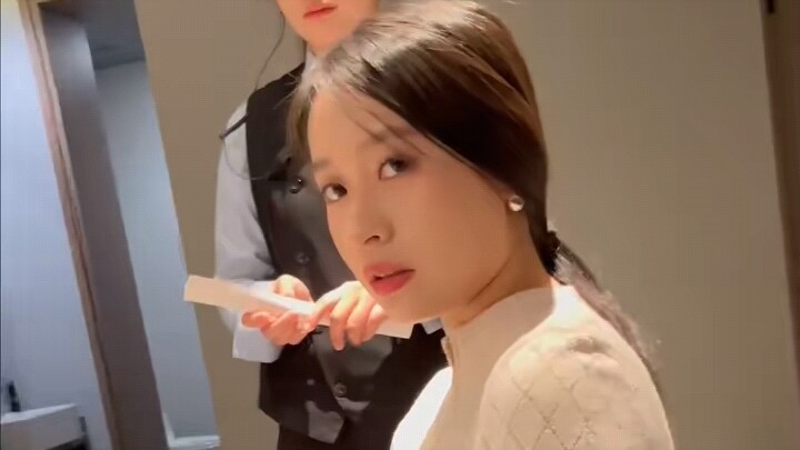 الطرف الأنثوي في موعد مُرتب يطلب بعشوائية ويغادر لتناول الطعام... أكثر من 5000 يوان!