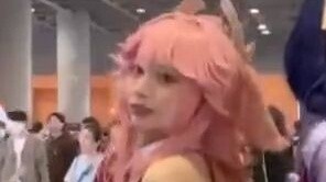 TroubleMaker is playing at the comic convention! The fox is so mean, this general is not willing!