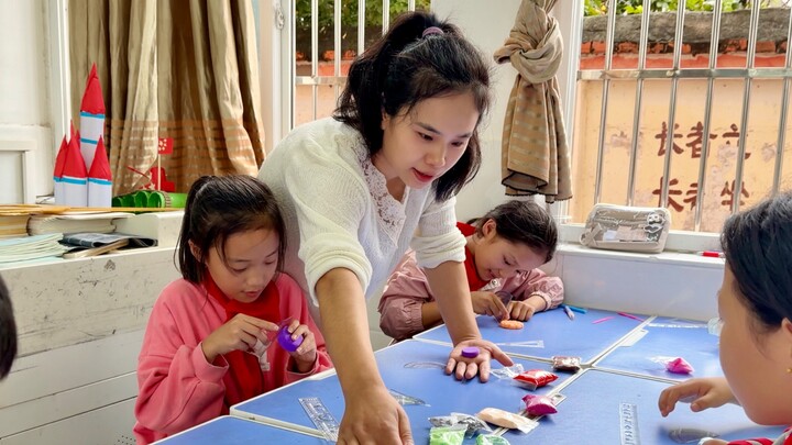The whole class celebrates Mid-Autumn Festival together